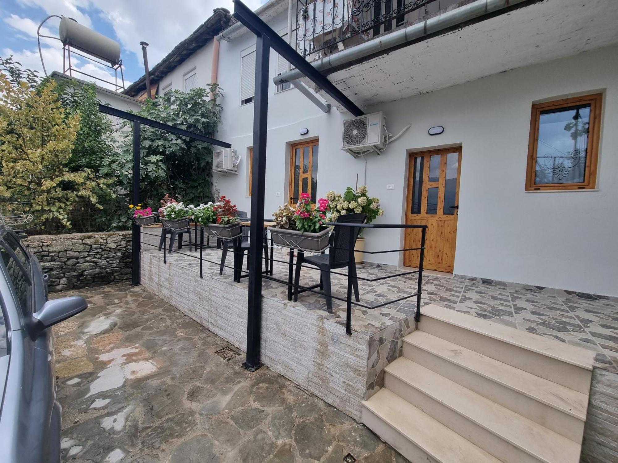 Tony'S Terrace Bed & Breakfast จีโรคาสเตอร์ ภายนอก รูปภาพ