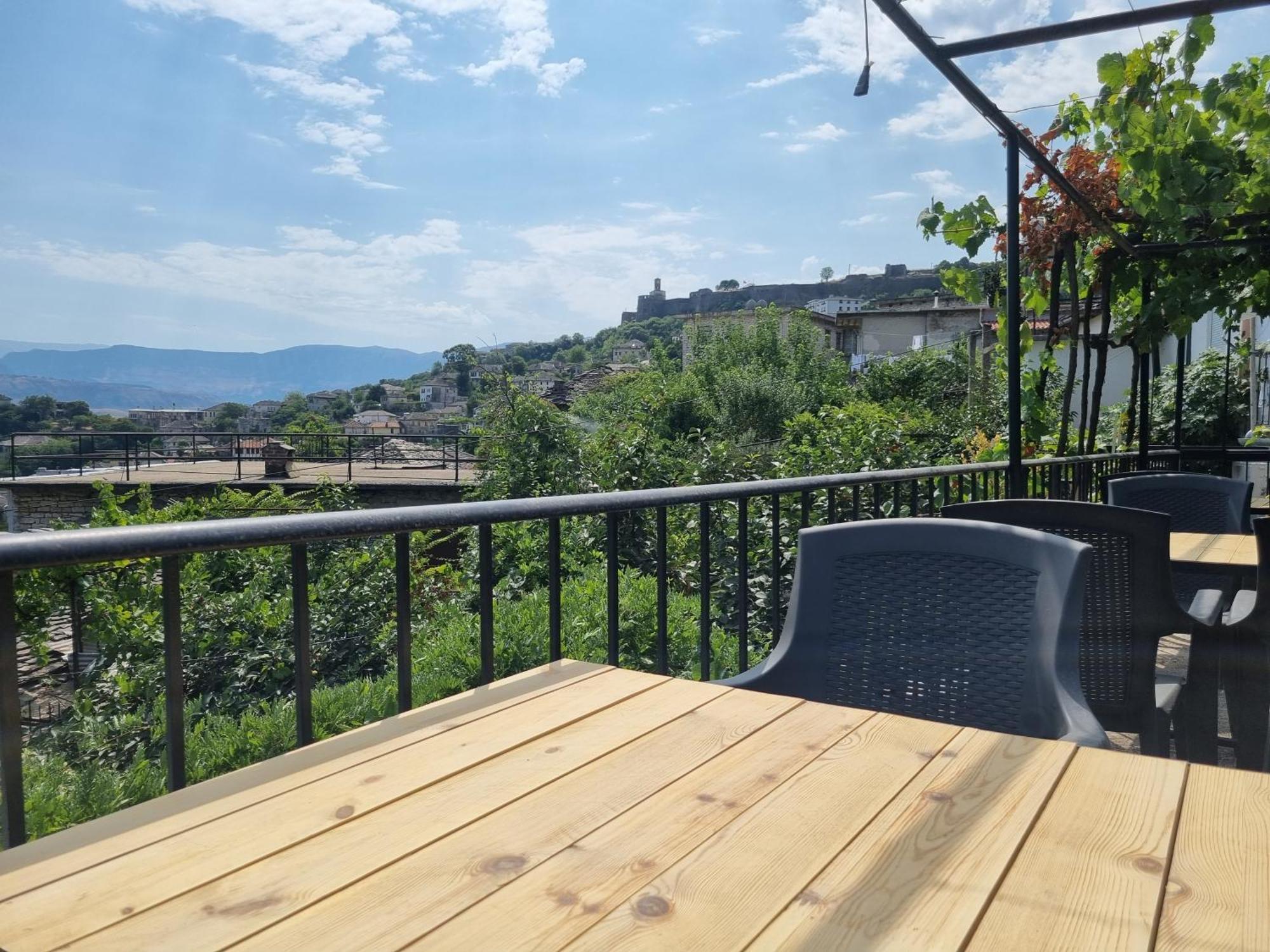 Tony'S Terrace Bed & Breakfast จีโรคาสเตอร์ ภายนอก รูปภาพ